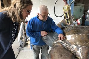 Bronzegiesser Wolfgang Gregor zeigt Dr. Dorit Liebers Helbig etwas an der bronzenen Schildkröten-Skulptur.