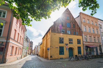 Blick auf ein historisches Gebäude in der Stralsunder Altstadt.